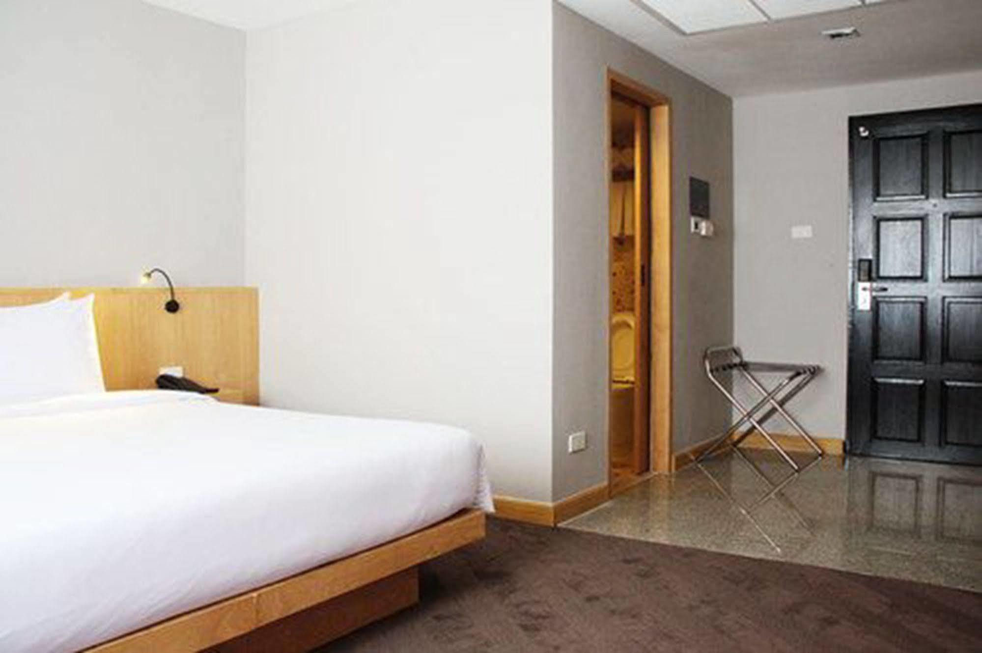 Hotel Vista Express Бангкок Экстерьер фото